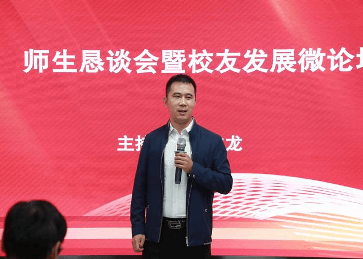 穿着西装笔挺的男子与配字描述已自动生成 穿着西装笔挺的男子与配字描述已自动生成